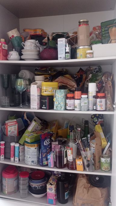 Étagères de dressing réorganisées avec bacs de rangement pour jeux, vêtements et affaires des enfants