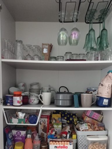 Penderie organisée avec séparation des vêtements de la maman et des enfants après réorganisation du dressing familial