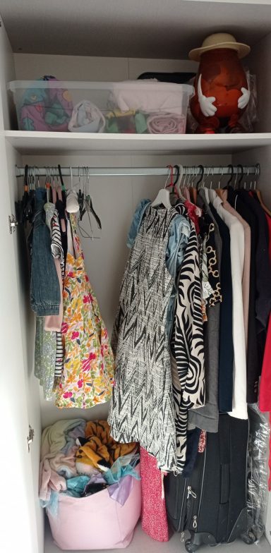 Penderie organisée avec séparation des vêtements de la maman et des enfants après réorganisation du dressing familial