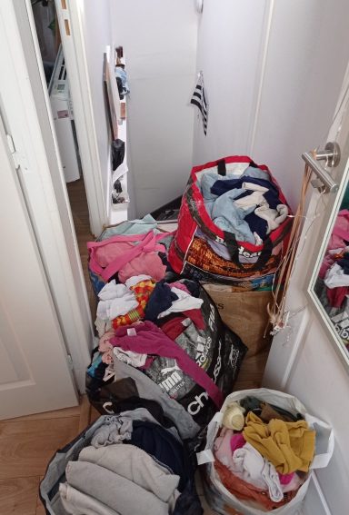 Volume de tri d’un dressing avec plusieurs sacs cabas représentant environ 270 litres d’affaires en dons à une association